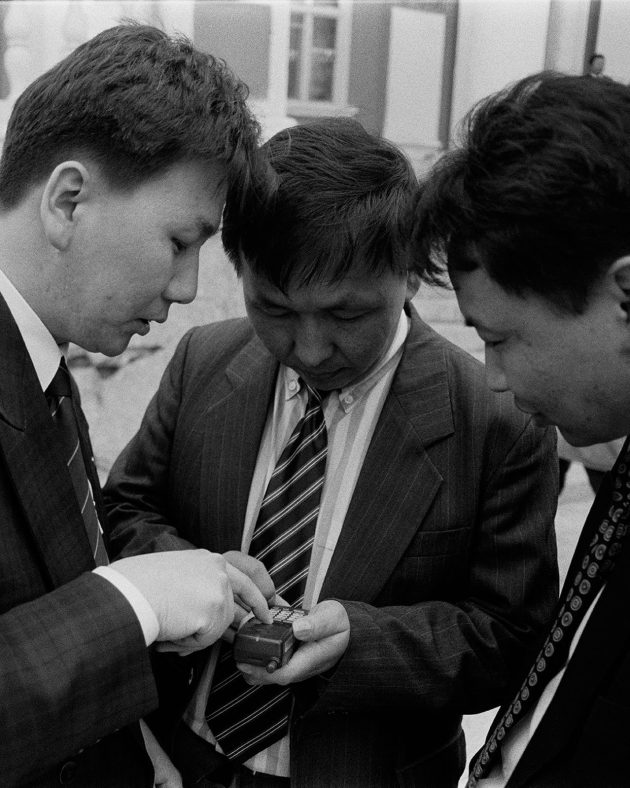 1996 оны 3 сарын 18-ны өдөр Мобиком Корпораци анхны үүрэн холбооны үйлчилгээг эхлүүлсэн. Энэ гурван эрхэмийг Монголын анхны үүрэн холбооны хэрэглэгч нарын нэг гэхэд буруудахгүй байх. Л.Болд, П.Цагаан, М.Зоригт нар 1996 он 4 сар.